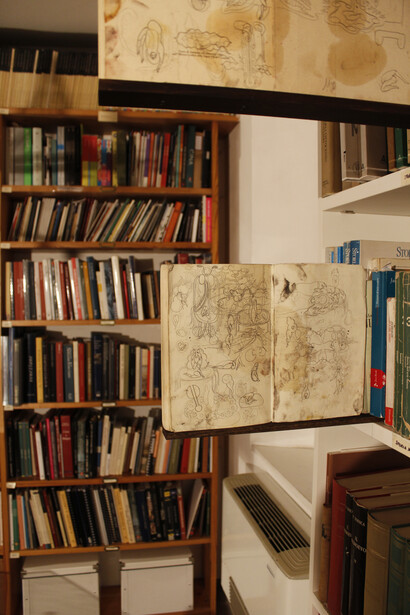 Simone Pellegrini, installazione di libri vergati, grafite su carta, 2014-2018, in esposizione presso il LabOratorio degli Angeli