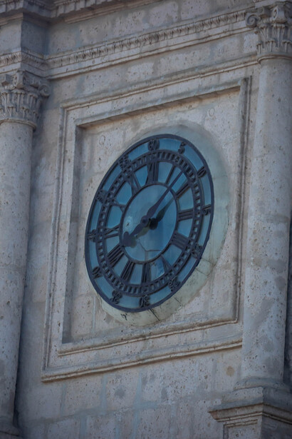 El famoso reloj de la torre derecha conserva el número "IIII" en lugar del clásico "IV", una decisión intencional para facilitar la lectura en el siglo XIX. Fotografía de Christiam Ojeda Valenzuela
