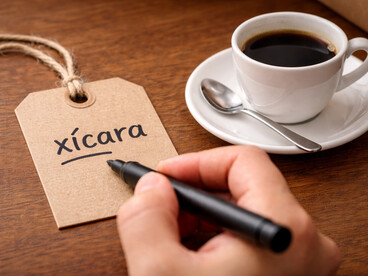 A palavra café pode designar uma bebida aromática, o fruto do cafeeiro, um estabelecimento comercial, ou um momento da refeição em que se toma essa bebida. Por isso os estudiosos do significado sempre procuram estudar a significação em relação aos contextos em que as palavras são empregadas e em relação aos usuários da língua, já que alguém pode dizer algo com a intenção de significar exatamente o contrário do que a palavra exprime normalmente, como nas ironias, por exemplo
