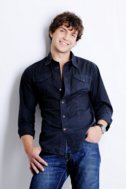 Hombre con vaqueros y camisa oscura