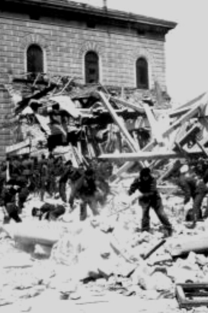 2 agosto 1980 ore 10:25, una bomba esplode nella sala d'attesa della stazione ferroviaria di Bologna, causando 85 morti e oltre 200 feriti. L'attentato fu attribuito a un gruppo neofascista chiamato Nuclei Armati Rivoluzionari (NAR), legato all'estrema destra