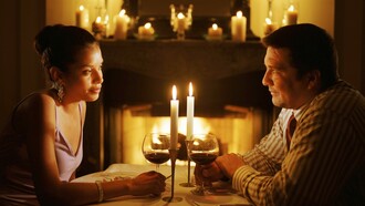 Una pareja se reencuentra para una cena a la luz de las velas