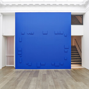 View of the exhibition Claude Rutault, Galerie Perrotin, New York, November 20, 2014 – January 3, 2015. “a saturday morning on the grande jatte or at port-en-bessin”, 2010, paint on canvas, variable dimensions according to the actualization (actualization at Galerie Perrotin: 265 x 367 cm / 1041/3 x 144 . in. around a invisible rectangle of 208 x 310 cm / 81. x 122 1/16 in.) unique. Photo: Yachin Parham, Courtesy Galerie Perrotin