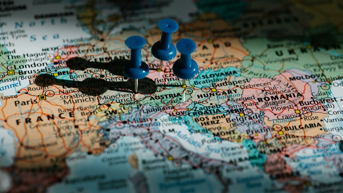 Cartina dell'Europa. Quante volte abbiamo sognato di viaggiare e trasferirci in un altro Paese per migliorare il nostro tenore di vita, la nostra carriera o vita privata?