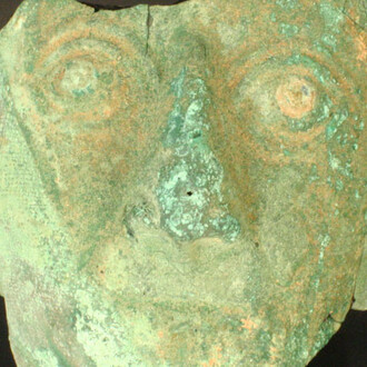 Máscara antropomorfa

Materiales: Metal

Intermedio Temprano 100 - 800 dC

Medidas: 215 mm de alto x 215 mm de ancho