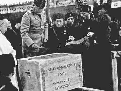 Mussolini appone la prima pietra dell'Istituto Luce a Roma, 1937