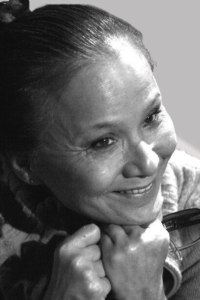 Carlotta Ikeda ha trasformato il Butō in un linguaggio di potenza e sensualità, dando voce, attraverso il suo corpo, alla profondità dell’inconscio femminile e ai misteri della metamorfosi