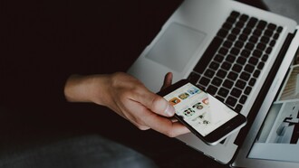 Un Community Manager es aquella persona que se encarga de gestionar las redes sociales de una marca, entidad o «celebrity»