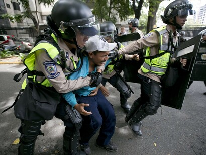 La policía venezolana detiene a un manifestante