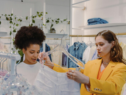 Un par de jóvenes mujeres viendo ropa