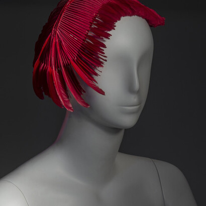 Toque,1950-1955. Provenienza: Letizia Befani. Acquisizione: dono Associazione Amici della Galleria del Costume di Palazzo Pitti.
