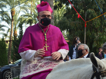 Dice que el obispo debe ser recibido en la puerta de la ciudad por el clero, los religiosos, el poder político y los ciudadanos y que en alguna ermita deje el prelado los vestidos del camino y suba a un caballo «engualdrapado»