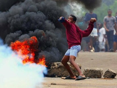 Manifestações em Maputo, Moçambique. Enquanto isso a cada fase das manifestações a tensão cresce e vai causando danos irreparáveis a economia, bens e pessoas, a policia não tem capacidade para conter a fúria popular o que na maioria das vezes resulta em confronto directo entre policia e civis e o resultado é catastrófico e indescritível