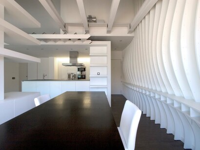 Espacio de salón y cocina en una vivienda