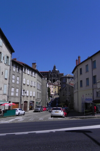 Le Puy en Velay, situé au sud-est du Massif Central, point de départ de la « Via Podiensis » vers Saint-Jacques de Compostelle, 19 août 2011. Photo de Patrick Nouhailler