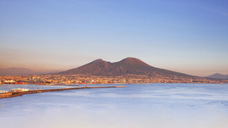 Napoli è una città mondo, crocevia per millenni di stirpi, culture e lingue diverse