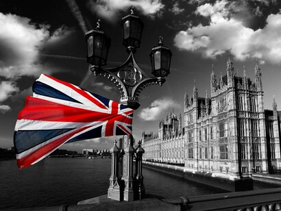 Londres. Bandera británica junto al Parlamento