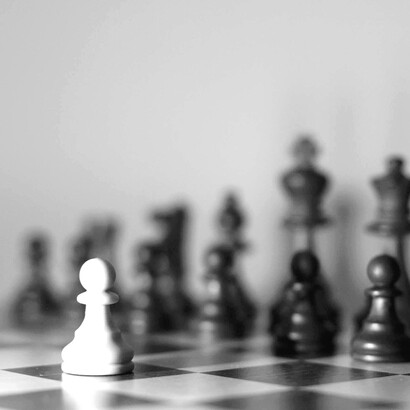 Le sue dimissioni, motivate da un rifiuto dell’interventismo, non sono soltanto un gesto personale, ma l’emersione di una tensione più ampia all’interno del mondo conservatore americano