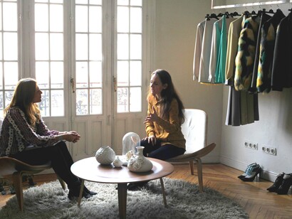 La diseñadora Ana Locking durante la entrevista en su taller. Foto: Lucía Castillo