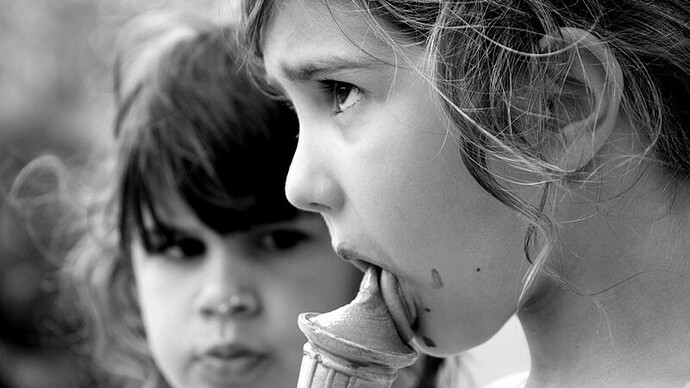 Le persone invidiose guardano il benessere degli altri 