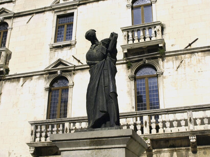 Estatua de Marko Marulic en la Plaza de Brace Radic en Split, Croacia