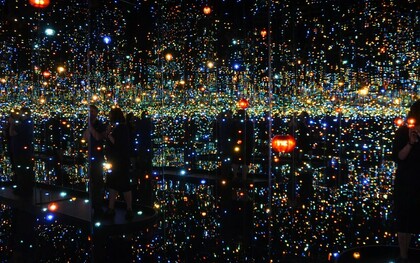 Yayoi Kusama, Infinity Mirror Room, The Souls of Millions of Light Years Away (2013)