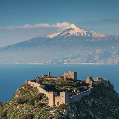 L’Etna fotografata dalla Calabria, con il Castello di Sant’Aniceto, Italia