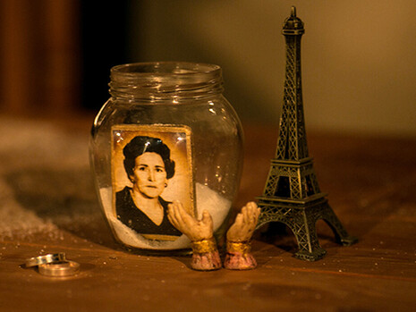 La torre Eifel: El viaje soñado a París, que no pudo ser, en la puesta en escena de «Conservando memoria» presentada al estilo de teatro de objetos