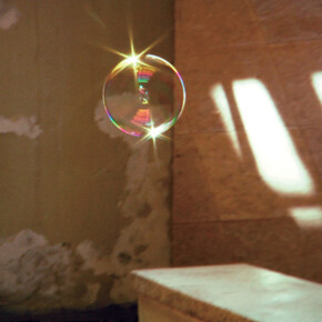 Rivane Neuenschwander e Cao Guimaraes, The Tenant, 2010, Projeção digital de alta definição, 10' 34'', Cortesia da artista, Galeria Fortes Vilaça