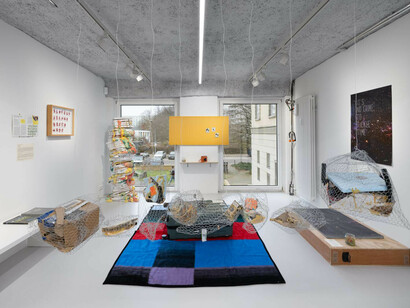 Verschiedene künstler, It's no crime to tickle time, ausstellungsansicht. Mit freundlicher genehmigung der Galeria Plan B