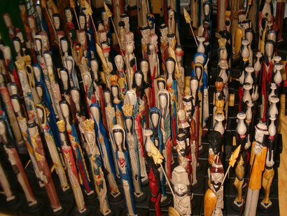 Ferias artesanales en Brasil. Figuras de madera
