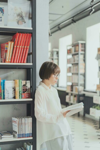 Sua obra é um convite íntimo, marcado pela simplicidade e nostalgia