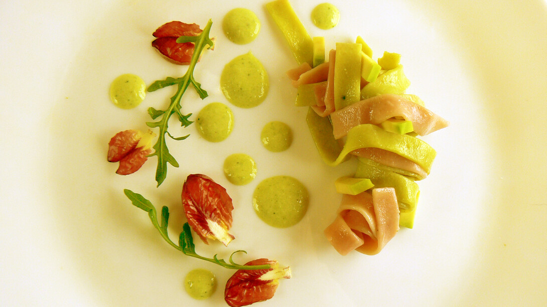 Tagliatelle verdi e rosa con radicchio, rucola e salsa di avocado  