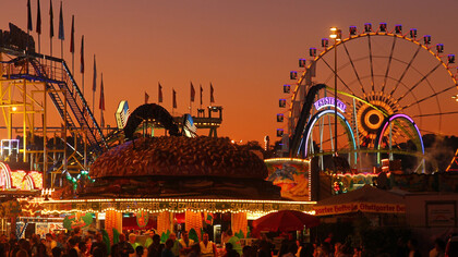 Cannstatter Volksfest, Abend. Foto Thomas Niedermueller