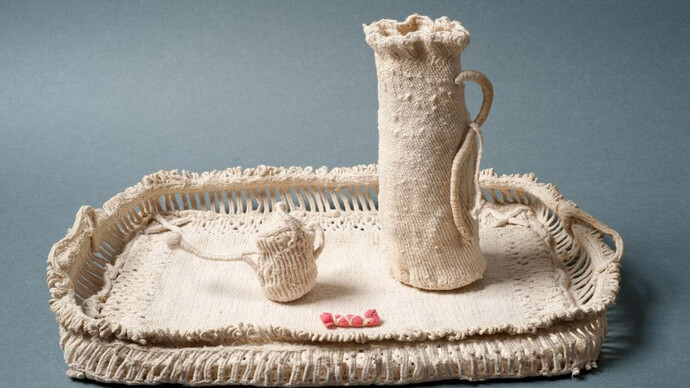 Hedwig Wilms, Tablett mit Krug und Gießkännchen, vermutlich 1913–1915, Baumwollgarn in Knüpf- und Häkeltechniken © Sammlung Prinzhorn, Universitätsklinikum Heidelberg (Inv. 90, 91, 92)