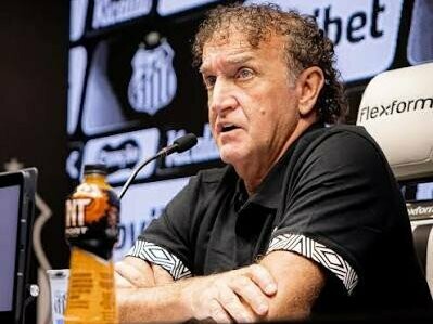 Cuca durante a coletiva de imprensa que marcou seu retorno ao Santos. À frente do clube, o treinador terá de conciliar as expectativas sobre seu trabalho com as limitações e possibilidades do elenco santista