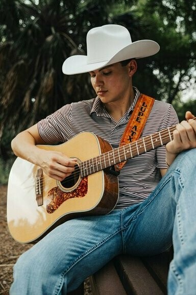 Em 2025, o cenário é ainda mais híbrido, o sertanejo universitário e o agronejo dominam as paradas, misturando batidas eletrônicas e estética pop ao que antes era poesia de chão e poeira. Muitos artistas se apresentam como caipiras, mas aparentemente jamais sentiram o cheiro da terra depois da chuva. Não é uma questão de origem, mas de essência, de saber cantar o campo com verdade. Talvez o maior lamento não seja o das canções de amor, mas o da cultura que se perde no ruído do mercado musical