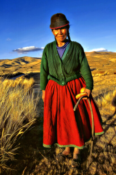 Peru – Anziana contadina nella campagna nei pressi di Cusco