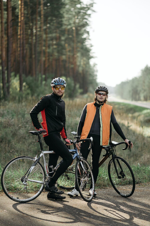 Due amici posano per una foto sulla bicicletta