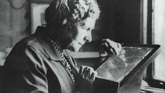 En el vasto cielo nocturno, las estrellas nos recuerdan cuán poco sabemos del universo y cuánto nos queda por descubrir, y fue Annie Jump Cannon quien ayudó a darles orden y sentido