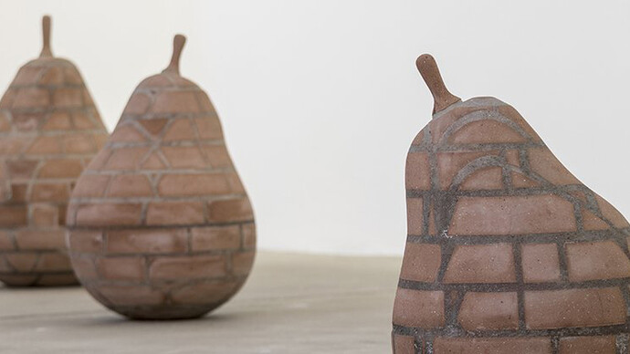 Judith Hopf, Birne, 2018. Courtesy the artist and kaufmann repetto, Milan/New York, Deborah Schamoni, Munich, and Metro Pictures, New York. Installation view KW Institute for Contemporary Art, Berlin. Foto: Frank Sperling.