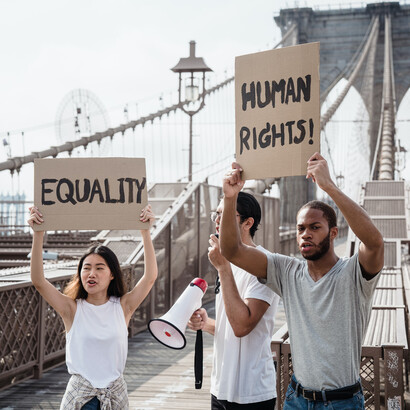 Manifestantes clamam por igualdade e direitos humanos em Nova Iorque, Estados Unidos