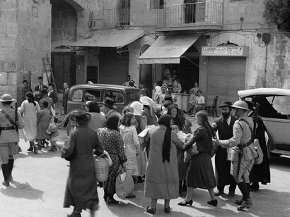 Soldados británicos trasladan a población judía en Jerusalén recién comenzada la Gran Revuelta Árabe de Palestina (1926-1939) 