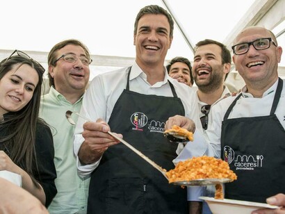 Pedro Sánchez siriviendo un plato de paella