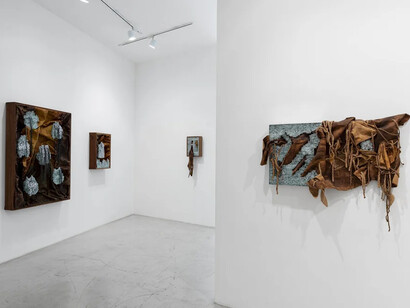 Helô Sanvoy, Ciclos, strata e das passagen-werk, vista da exposição. Cortesia de Aura Galeria