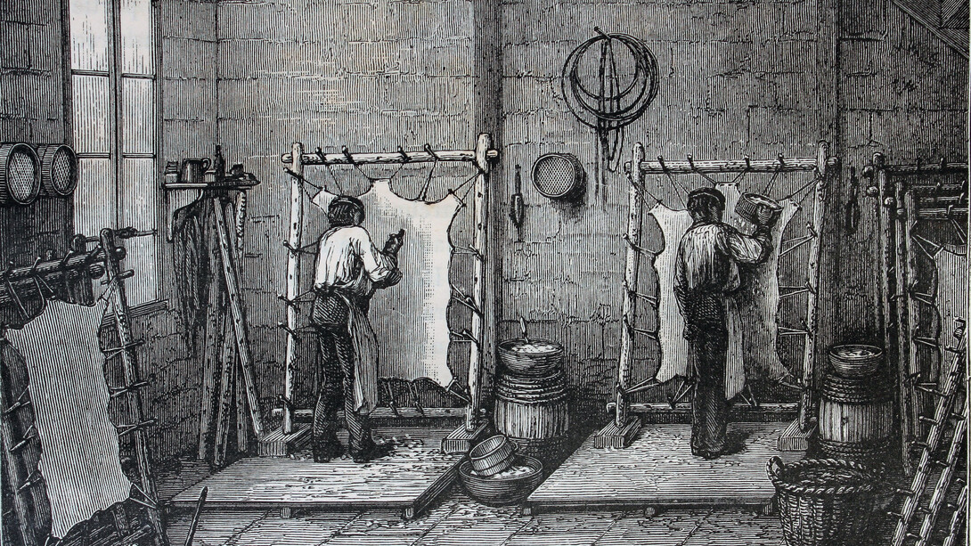 Ilustración extraída de «Las maravillas de la industria» (1873) que muestra el proceso de lavado y lijado del pergamino