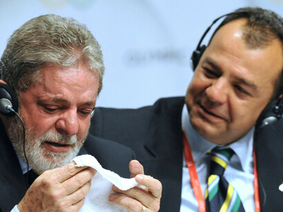 Sérgio Cabral, governador de Rio entre 2007 e 2014, com um Lula muito emocionado após o anúncio de Rio de Janeiro como cidade escolhida para os Jogos Olímpicos de 2016 (2009)