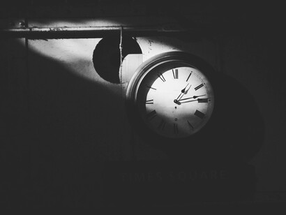 El tiempo trabaja mediante transformaciones, o sea mediante el reconocimiento del observador de los cambios, del «antes» y del «después»