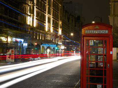 Una cabina a la intemperie de la noche londinense