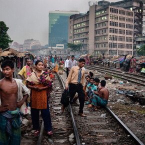 Alessandro Grassani, Bangladesh, Dhaka, baraccopoli di Kawran Bazar. Cortesia di Anna Defrancesco